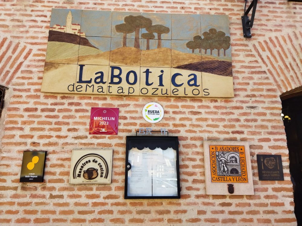 La_Botica_de_Matapozuelos_wikimedia_commons_MiguelAlanCS_4-1000x750 - El restaurante con 1 estrella Michelin de cocina natural en una antigua casa de labranza en un pequeño pueblito de Castilla y León