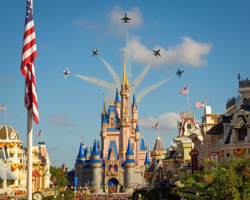 Magic_Kingdom_wikimedia_commons_Tech.-Sgt.-Andrew-Burdette-1000x800 - Cuáles son los horarios de apertura y clausura de los parques de Walt Disney World
