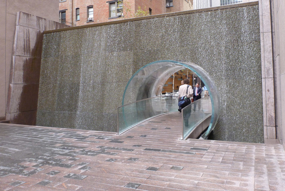Mcraw-Hill-Tunel-1000x670 - El curioso atajo de Nueva York oculto en una cascada que pocos conocen y une dos calles importantes