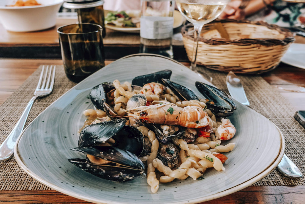 Mejillones-1000x670 - El bonito restaurante romántico y minimalista en Condesa en CDMX con platos de temporada perfecto para una cita romántica