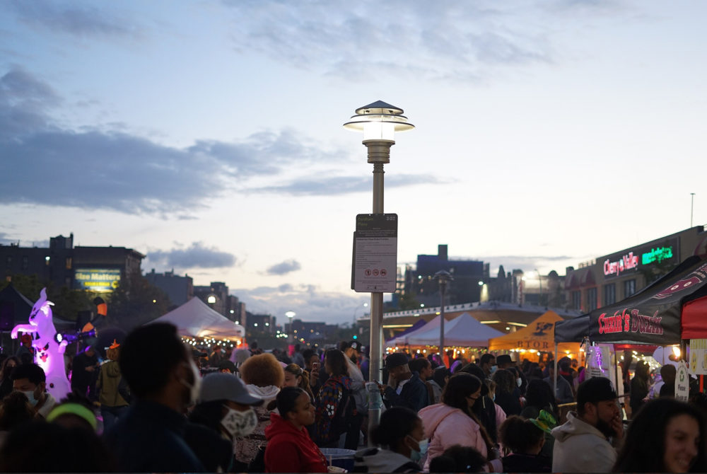 Mercado-Bronx-1-1000x670 - Los curiosos mercados nocturnos de Nueva York con ricas comidas y música en vivo: en dónde están