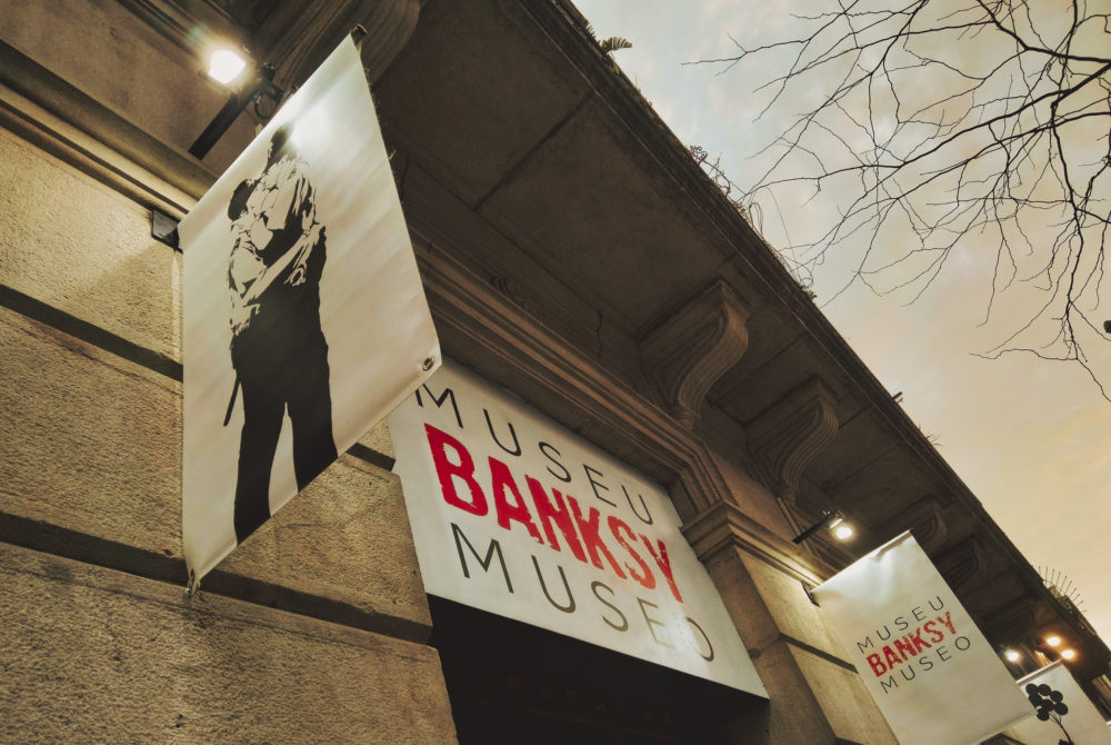 Museo-Banksy-1000x670 - Qué ver en el Museo Banksy de Barcelona, cuánto valen las entradas y horarios de visitas guiadas