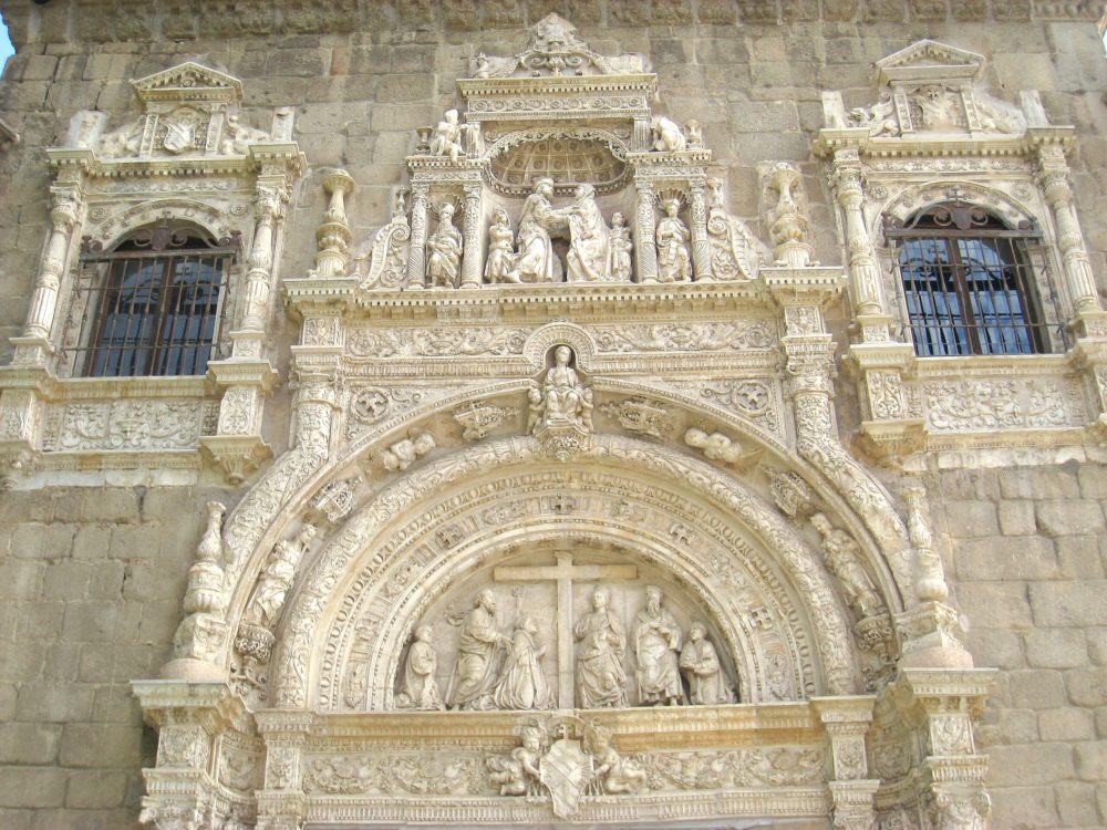 Museo_de_Santa_Cruz_Toledo_wikimedia_commons_Daderot-1000x750 - No solo Madrid: los museos más relevantes de Toledo para sorprenderse con el arte y la arquitectura
