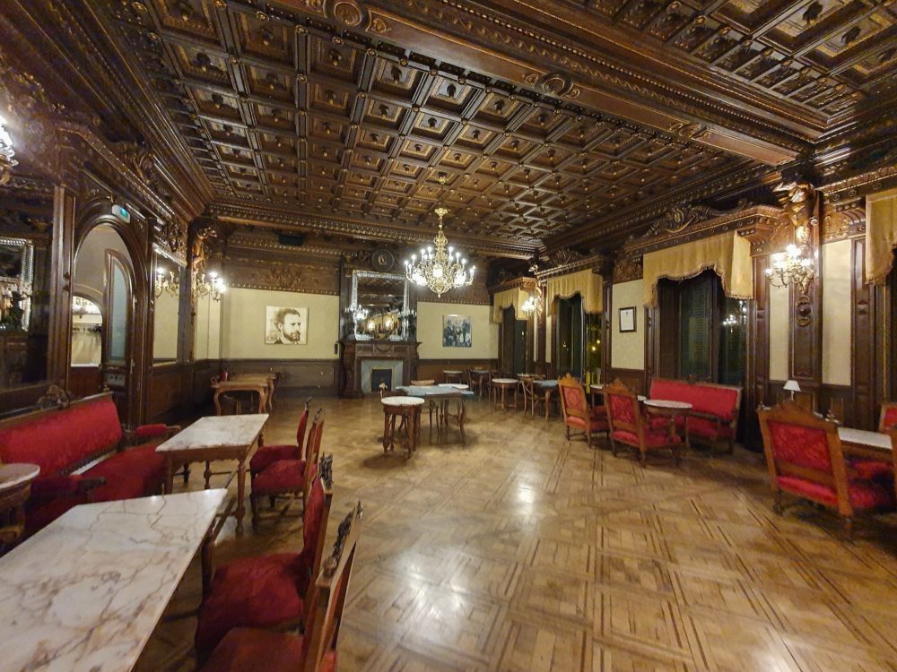 Nuevo_Casino_de_Pamplona_wikimedia_commons_Pedro-J-Pacheco-1000x750 - Qué es el Baile de la Alpargata en San Fermín: historia y curiosidades