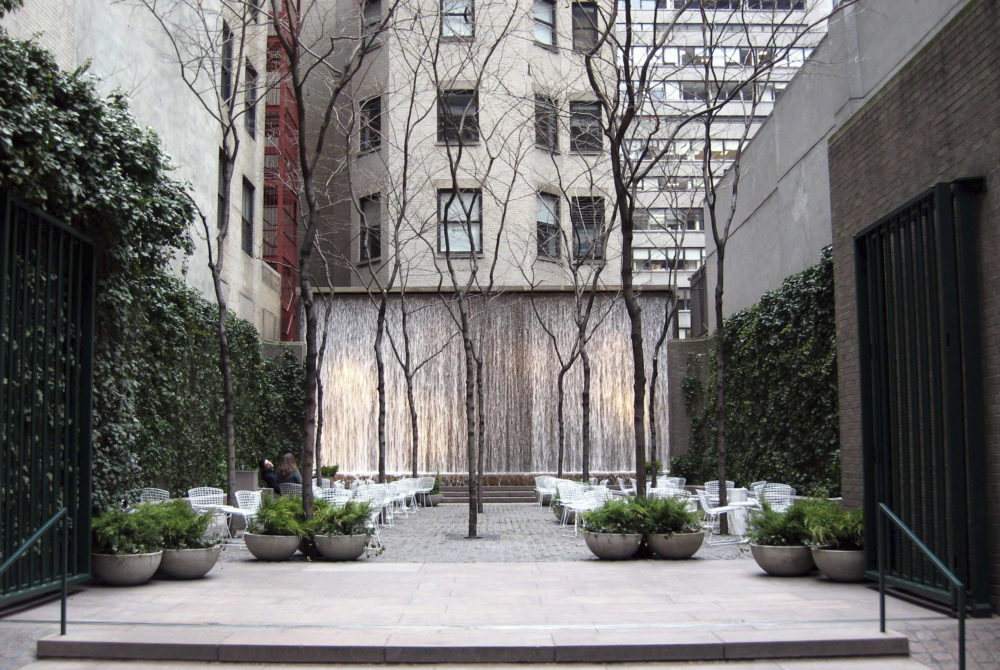 Paley-Park-1000x670 - El parque oculto al lado de la Quinta Avenida de Nueva York con una bella cascada y perfecto para descansar del bullicio