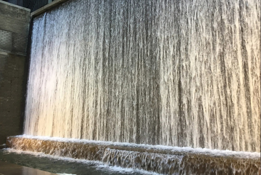 Paley-Park2-1000x670 - El parque oculto al lado de la Quinta Avenida de Nueva York con una bella cascada y perfecto para descansar del bullicio