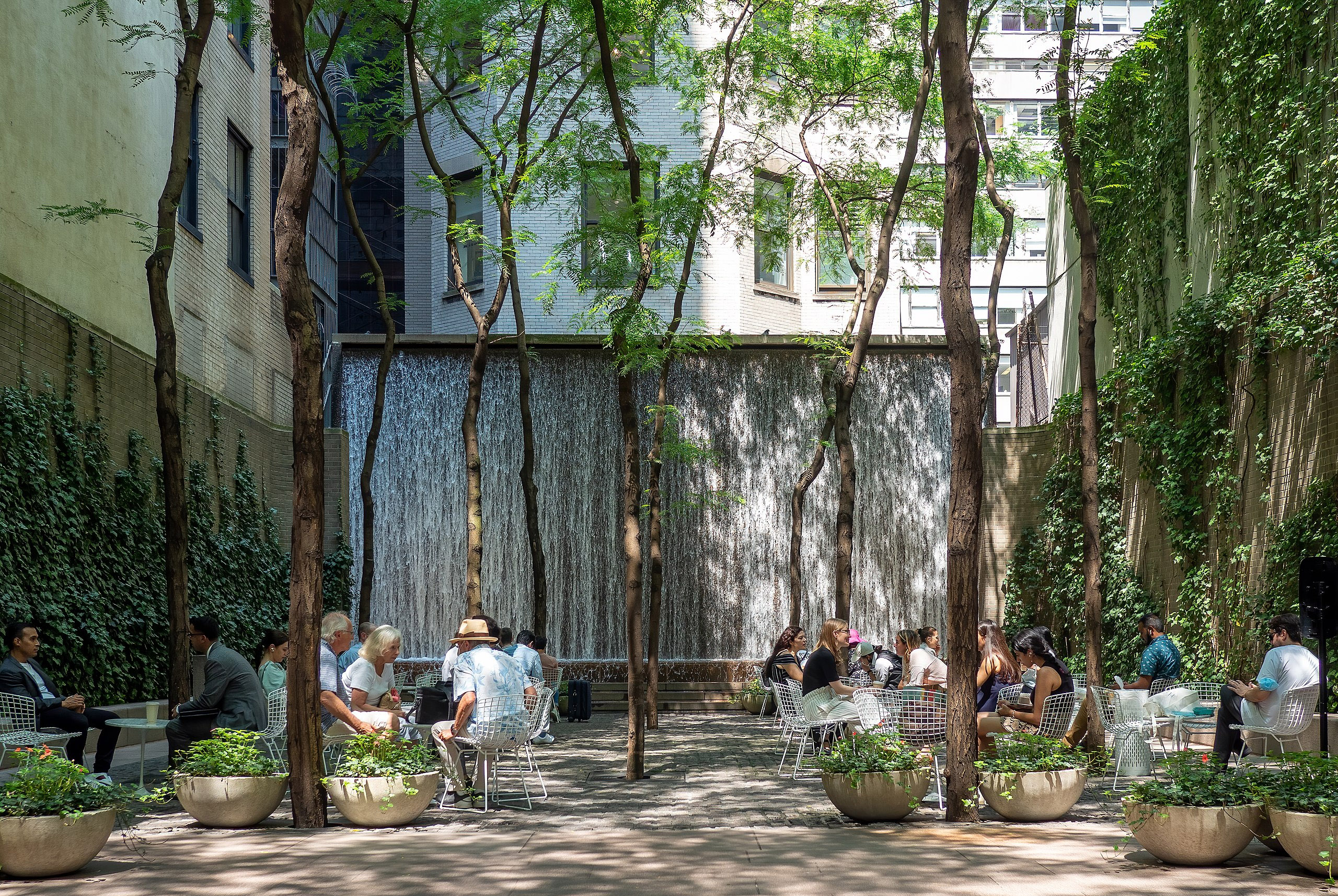 El parque oculto al lado de la Quinta Avenida de Nueva York con una bella cascada y perfecto para descansar del bullicio El parque oculto al lado de la Quinta Avenida de Nueva York con una bella cascada y perfecto para descansar del bullicio