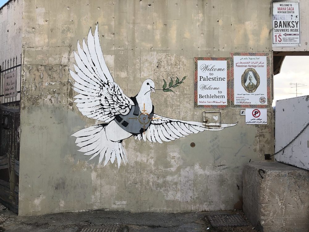 Peace_dove_by_Banksy_in_Bethlehem-1-1000x750 - Qué ver en el Museo Banksy de Barcelona, cuánto valen las entradas y horarios de visitas guiadas
