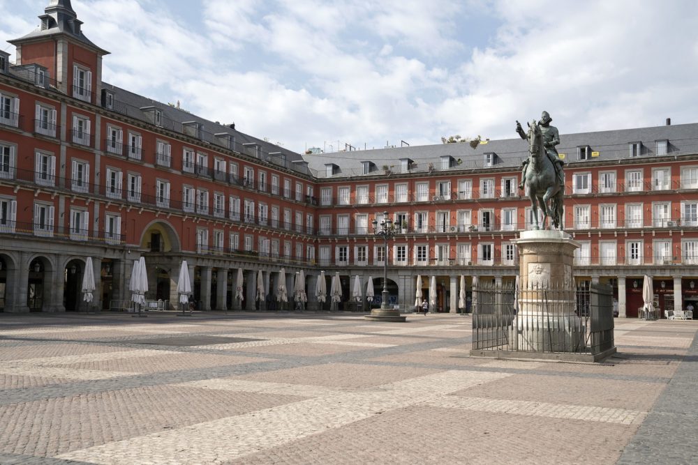 Plaza_Mayor-Madrid-wikimedia_commons_Nemo-1000x667 - El bonito restaurante de la Plaza Mayor de Madrid con una cueva subterránea, es dog friendly y tiene un galardonado cachopo