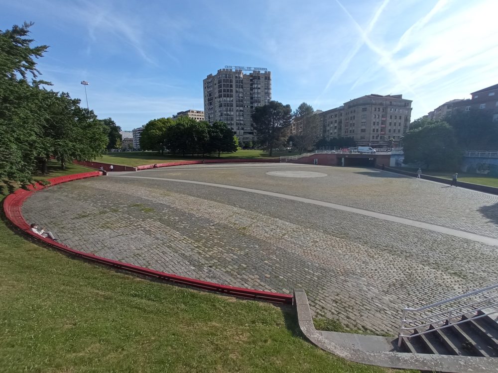 Plaza_de_los_Fueros_pamplona_wikimedia_commons_Aimarekin-1000x750 - La propuesta alternativa de San Fermín para los más jóvenes en la Plaza de los Fueros: de qué se trata y qué artistas participarán