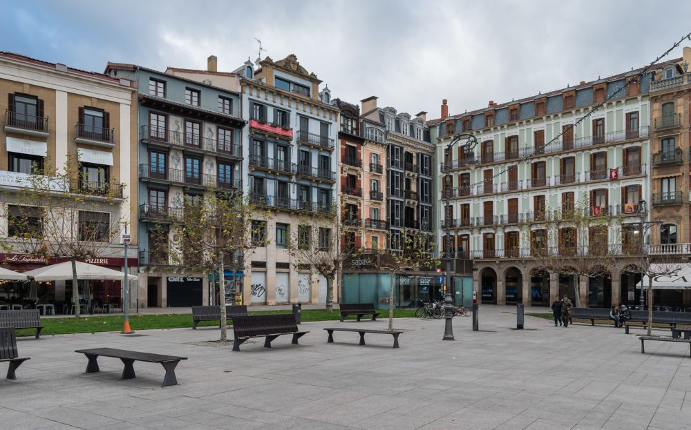 Plaza_del_Castillo_in_Pamplona_wikimedia_commons_Krzysztof-Golik-1000x623 - San Fermín 2024: quiénes son los artistas que darán conciertos en la Plaza del Castillo
