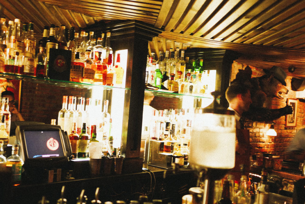 Please-Dont-Tell-1000x670 - El bar secreto en Nueva York que ningún turista conoce con una curiosa metodología de entrada en East Village