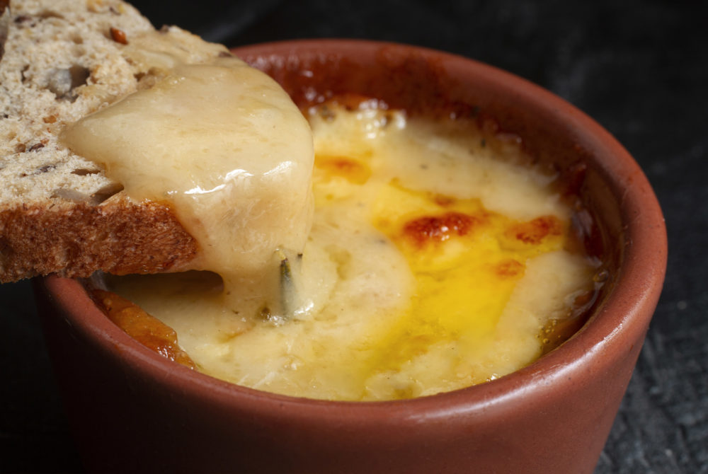 Provoleta-1000x670 - Cuál es la receta argentina premiada con el primer puesto en una prestigiosa revista culinaria: dónde comerla en la Ciudad de Buenos Aires