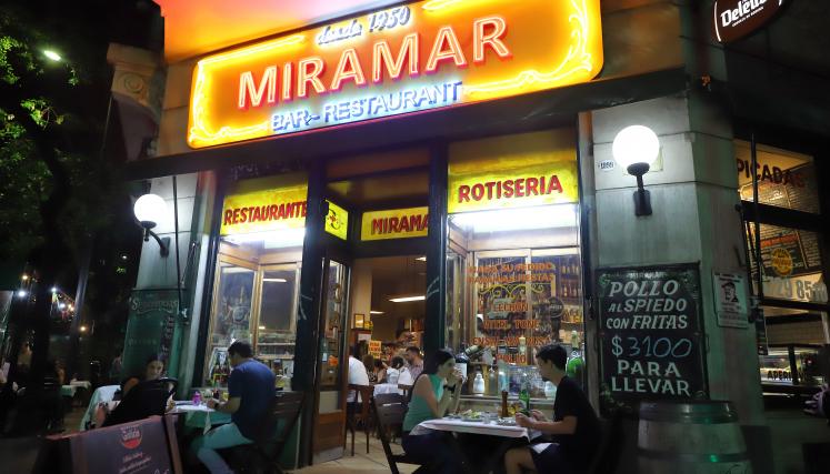 Rotiseria-MIramar-Mecha-Solis-0428-Octubre-2022_ - El bodegón porteño con bailarines de tango, cantantes y deliciosos platos que es el secreto mejor guardado de la Ciudad de Buenos Aires y ningún turista conoce