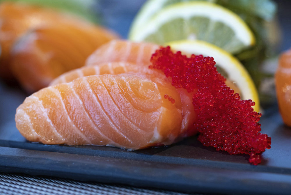 Salmon-1000x670 - El restaurante para fanáticos del espacio y las estrellas en Epcot en Walt Disney World que deslumbra a los más pequeños