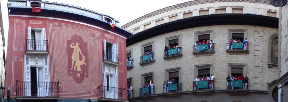 San_Fermin_Festival_wikimedia_commons_Adam-Jones-1000x354 - Qué no debes perderte de San Fermín 2024: todas las actividades y ritos tradicionales para disfrutar al máximo los Sanfermines