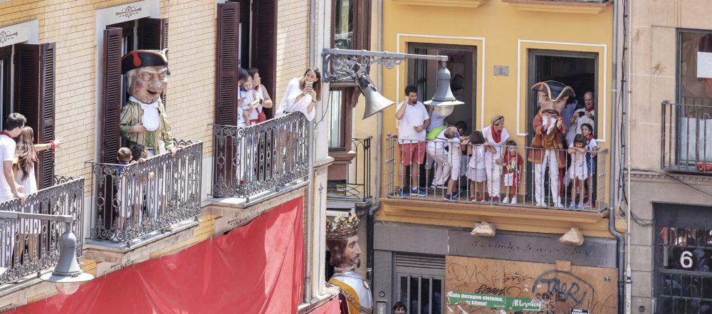 San_Fermin_wikimedia_commons_San-Fermin-Pamplona-Navarra-1-1000x441 - Los mejores lugares para beber en San Fermín: trucos para aprovecharlo al máximo