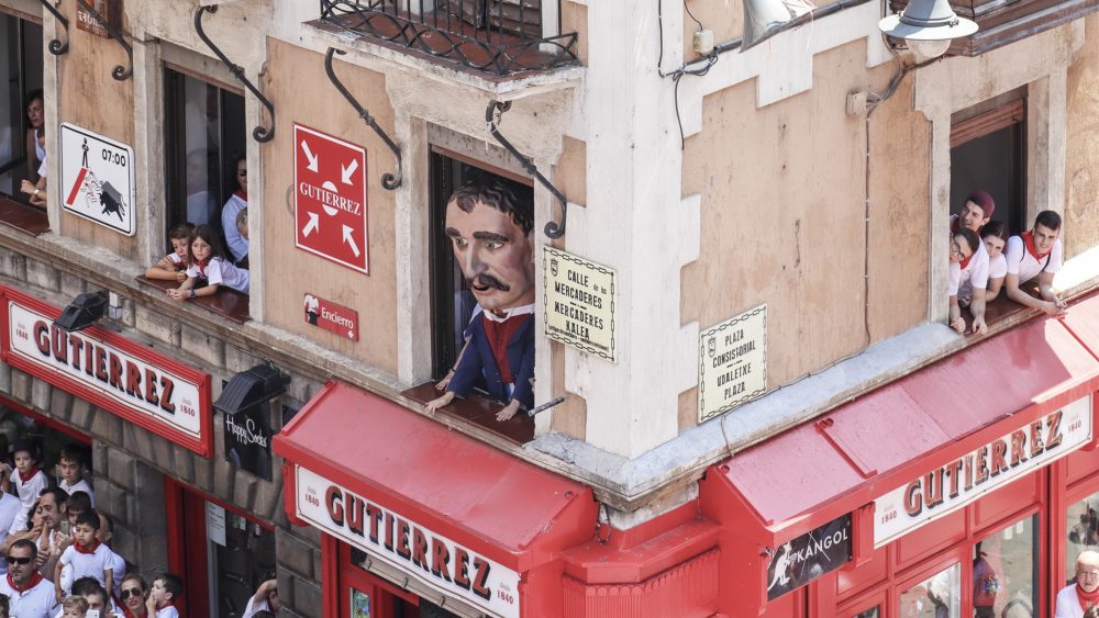 San_Fermin_wikimedia_commons_San-Fermin-Pamplona-Navarra2-1000x563 - Los mejores lugares para beber en San Fermín: trucos para aprovecharlo al máximo