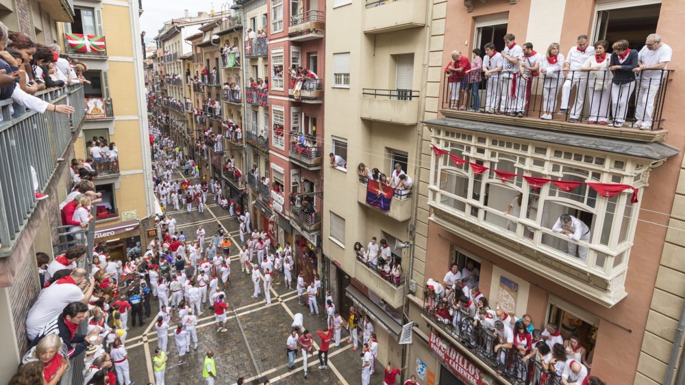 San_fermin_wikimedia_commons_San-Fermin-Pamplona-Navarra4-1000x563 - Dónde dormir en San Fermín 2024: recomendaciones seguras