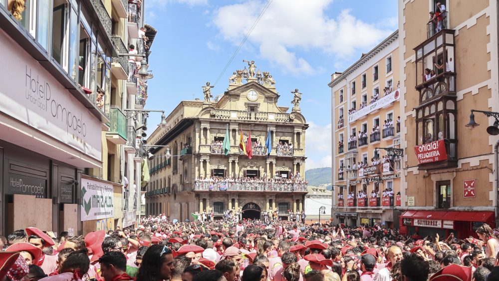 San_fermin_wikimedia_commons_francisvaquero7-1000x563 - Dónde dormir en San Fermín 2024: recomendaciones seguras