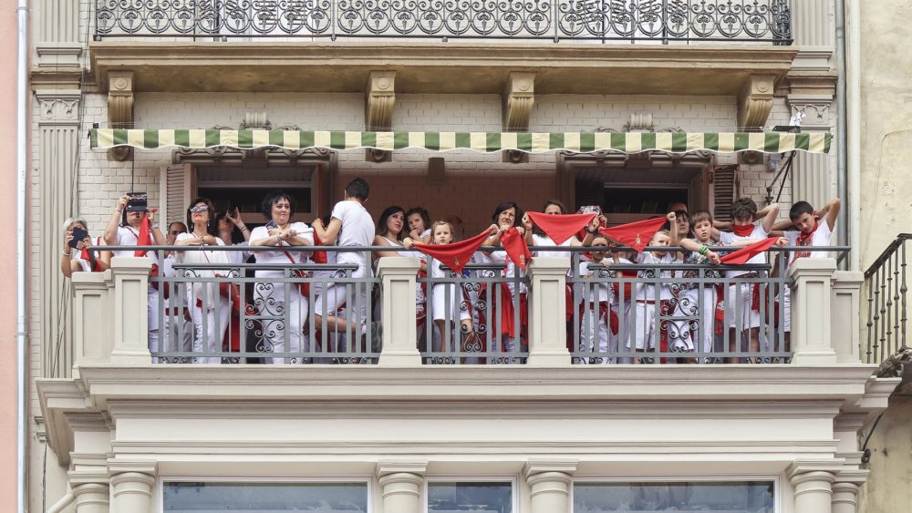 Sanfermines_wikimedia_commons_San-Fermin-Pamplona-Navarra-1000x563 - Consejos para disfrutar el Chupinazo de San Fermín 2024 cómodamente
