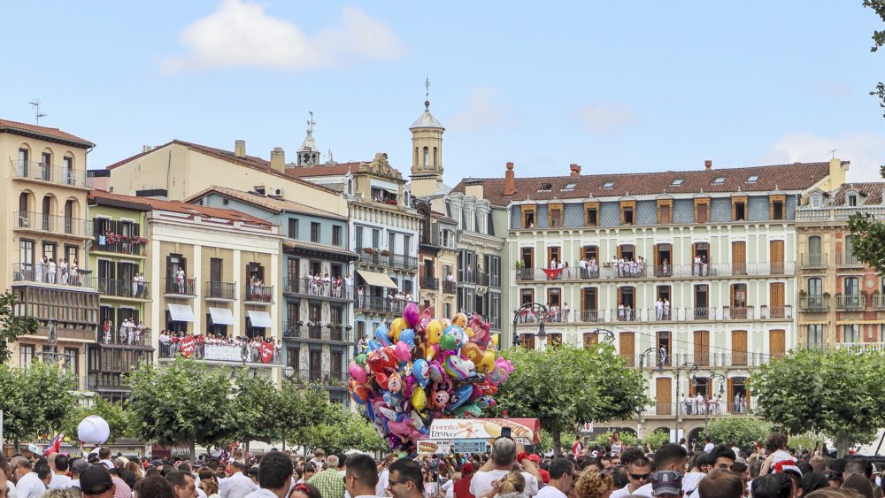 Sanfermines_wikimedia_commons_francisvaquero10-1000x563 - Quiénes son los Dantzaris de Duguna, los que lanzarán el Chupinazo en San Fermín 2024