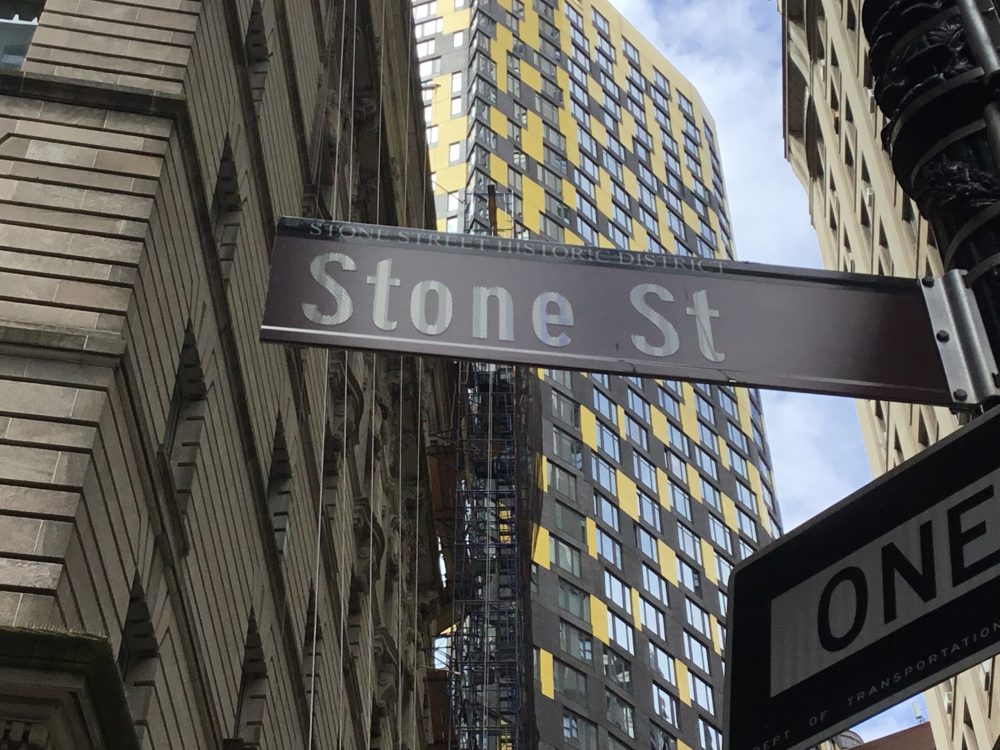 Stone_Street_Manhattan_wikimedia_commons_Kidfly182-1000x750 - La pintoresca calle oculta del Distrito Financiero de Nueva York que es una verdadera joya histórica con bonitos bares y pubs