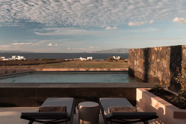 Explorando el paraíso: este resort en Grecia tiene villas privadas y una gran psicina cubierta Explorando el paraíso: este resort en Grecia tiene villas privadas y una gran psicina cubierta
