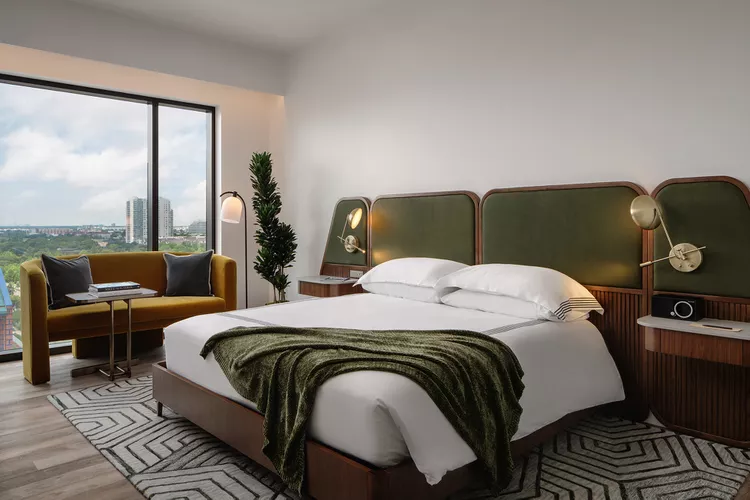 TAL-king-room-houston-thompson-HOUTHMPSON0524-9ddf7841a2604ba081b86a8ec43feead - Este nuevo hotel en Houston tiene una piscina infinita , un spa de lujo y vistas panorámicas de la ciudad