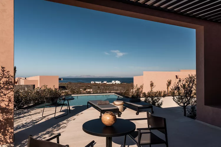 TAL-senses-bungalow-zen-pool-domes-novos-santorini-DOMENOVOSJTR0524-fd818e8eeb6044a5ba2a2a1928c7c36b - Explorando el paraíso: este resort en Grecia tiene villas privadas y una gran psicina cubierta