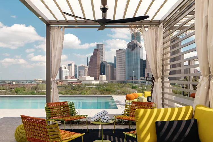 TAL-sol-7-cabana-pool-houston-thompson-HOUTHMPSON0524-79d0fd875b314ac2bd7a05946064e3f1 - Este nuevo hotel en Houston tiene una piscina infinita , un spa de lujo y vistas panorámicas de la ciudad