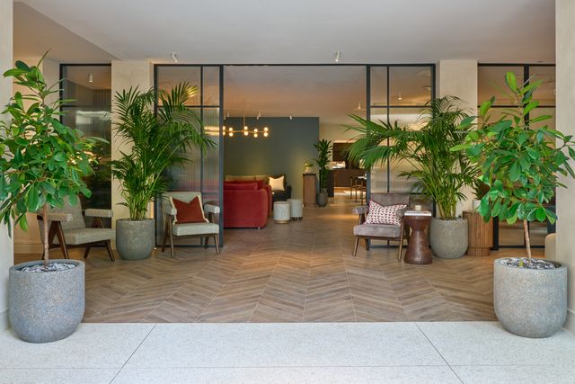 TAL-the-store-oxford-entrance-THESTOREHOTEL0624-53208c9a64504a38be41bf893411c70d - Estos almacenes históricos en Inglaterra acaban de transformarse en un elegante hotel con 101 suites