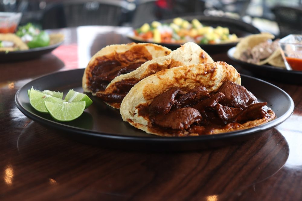 Tacos_de_mole_wikimedia_commons_Valeria-Monserrat-Gomez-1000x667 - Los restaurantes tradicionales del centro histórico de la CDMX que merecen una visita obligada