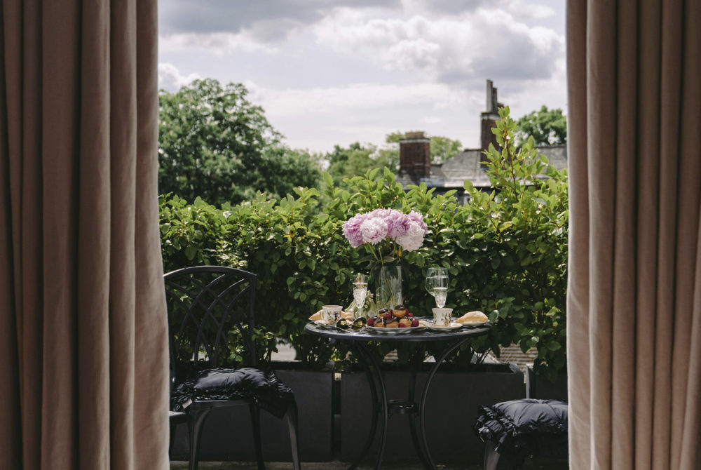 El restaurante en una antigua casona de la CDMX con una cálida terraza en Roma Norte