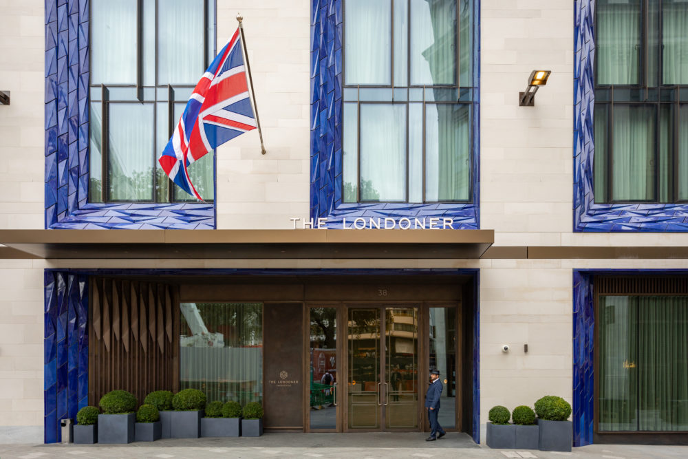 The-Londoner-Entrance-1000x667 - Mes del Orgullo: 5 de los mejores hoteles LGBTQ+ Friendly del mundo