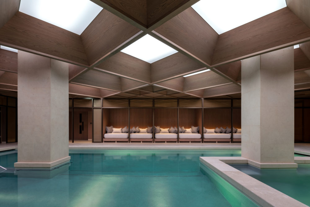 The-Londoner-Pool-1-1000x667 - Mes del Orgullo: 5 de los mejores hoteles LGBTQ+ Friendly del mundo