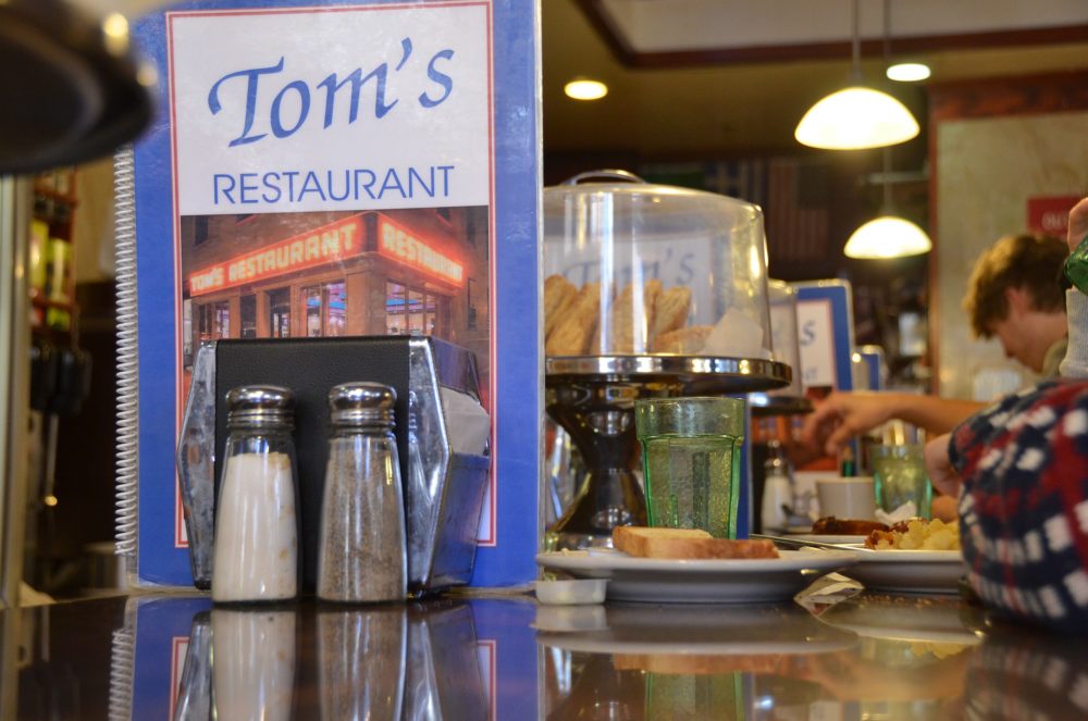 Toms_Restaurant_wikimedia_commons_Christophe-Gevrey-1000x663 - Dónde está el mítico "diner" de Seinfeld en Nueva York