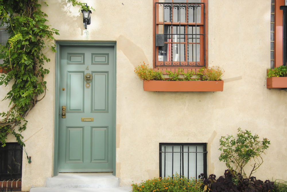 Washington-Mew-1000x670 - La bonita callecita escondida de Nueva York que todos pasan de largo y tiene tiernas casitas de colores, macetas floreadas y está muy cerca del Washington Square Park
