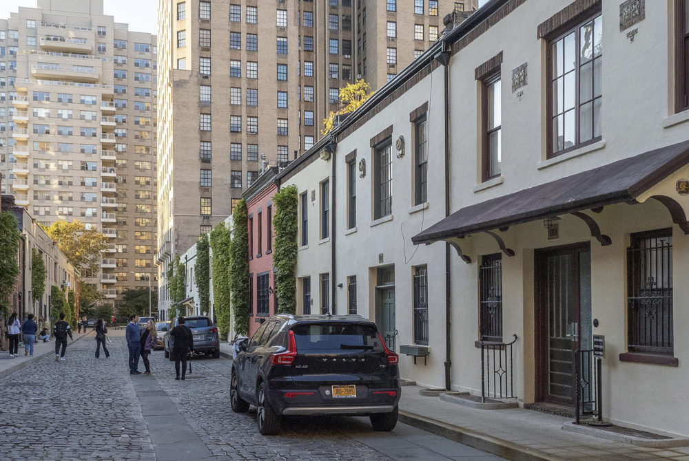 La bonita callecita escondida de Nueva York que todos pasan de largo y tiene tiernas casitas de colores, macetas floreadas y está muy cerca del Washington Square Park
