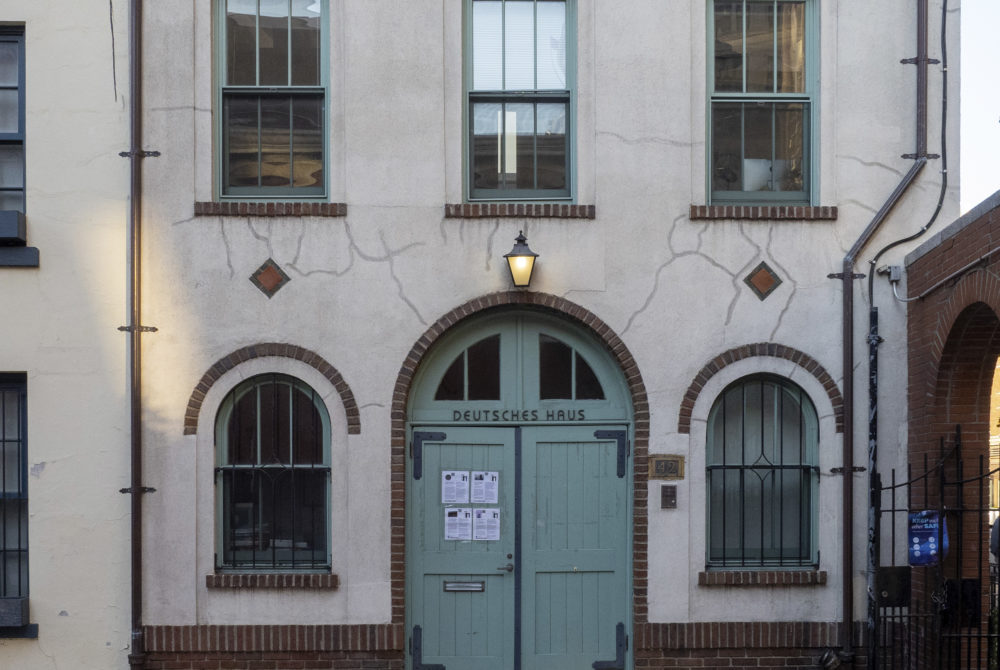 Washington-Mew3-1000x670 - La bonita callecita escondida de Nueva York que todos pasan de largo y tiene tiernas casitas de colores, macetas floreadas y está muy cerca del Washington Square Park