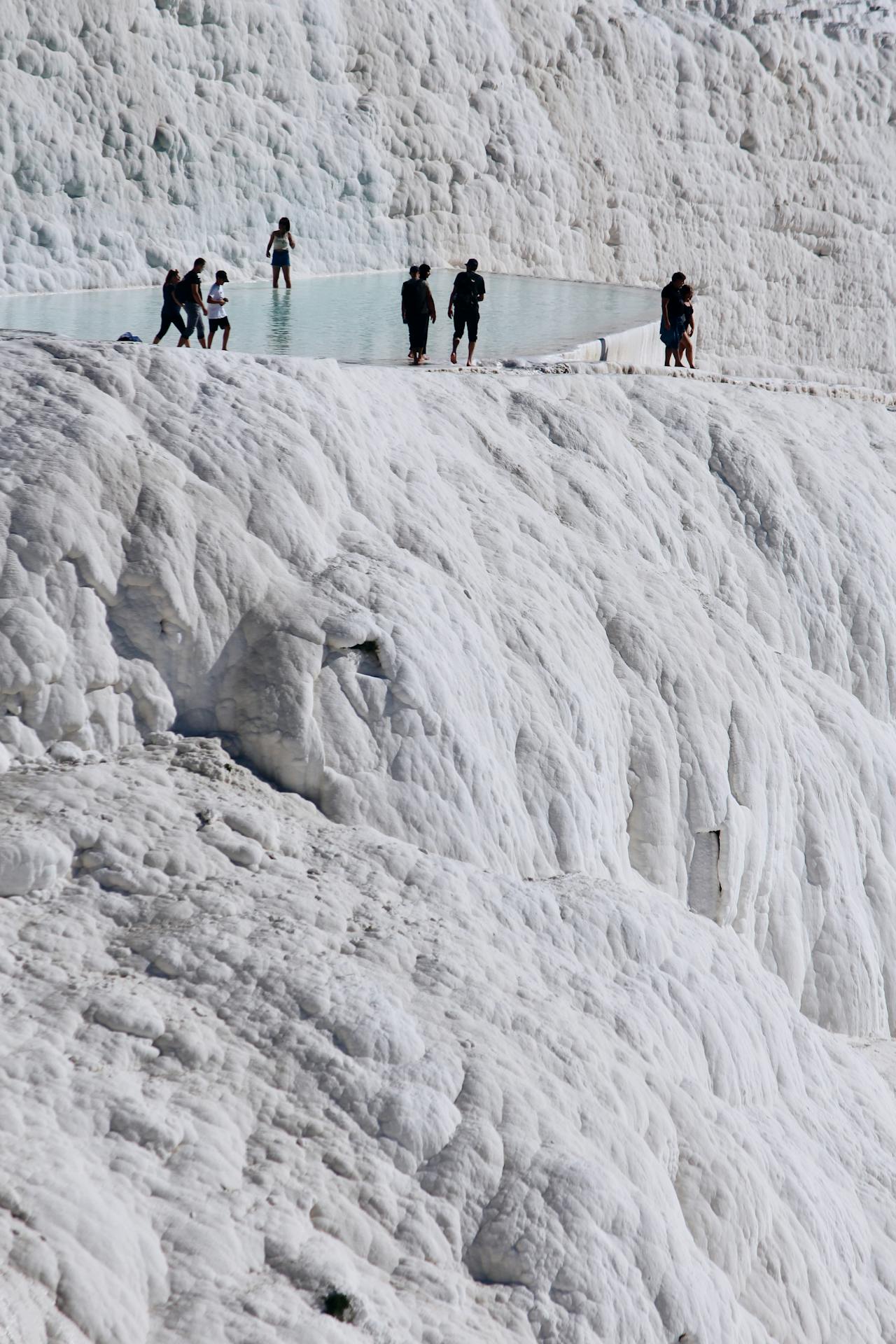 aguas_termales_en_Pamukkale_2 - Pamukkale, el pueblo turco que sorprende con sus terrazas y aguas termales