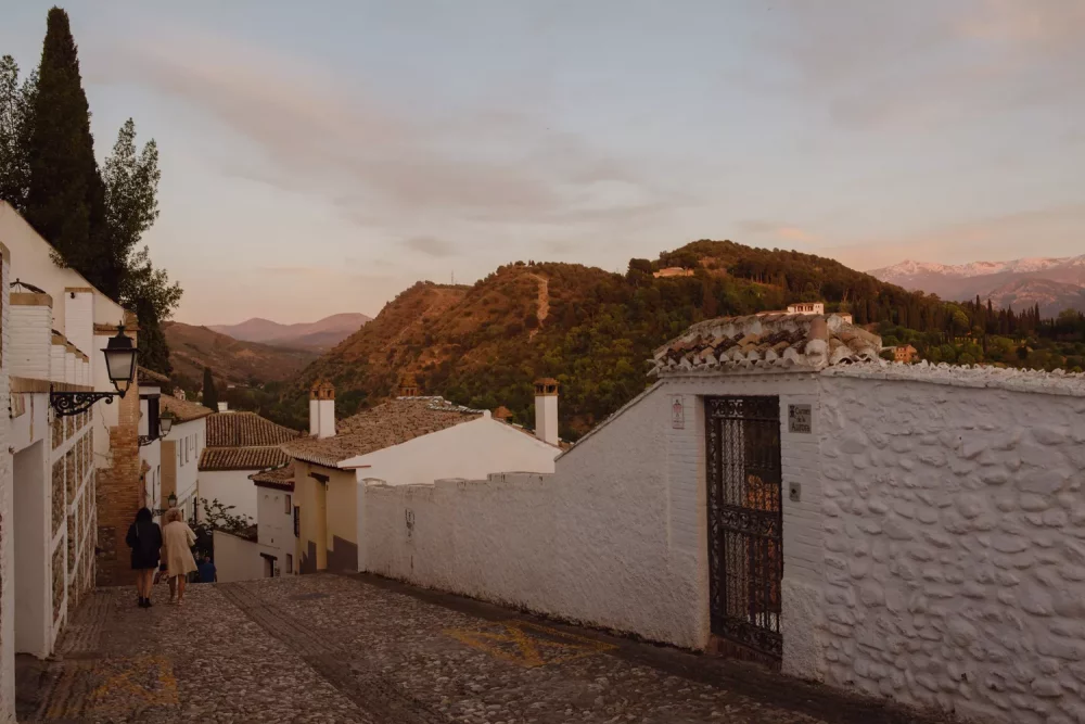 albaicin-GRANADA-1000x667 - Esta soleada ciudad española es conocida por sus tapas y un "ambiente mágico". Y no te costará una fortuna