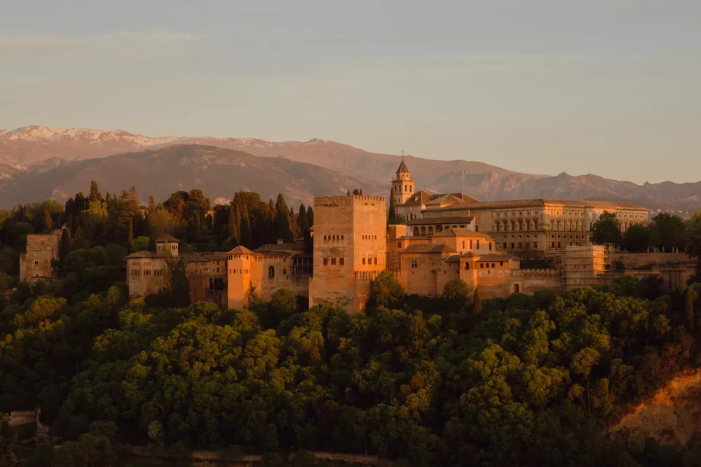 alhambra-GRANADA-1000x667 - Esta soleada ciudad española es conocida por sus tapas y un "ambiente mágico". Y no te costará una fortuna