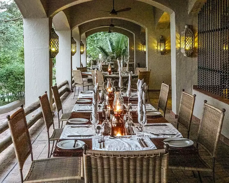 botswana-chobe-game-lodge-dining-ruggiero-desertdelta0524-94b748bdfecd4106bd4a1b46f5ac5393 - Esta empresa de safaris tiene 9 campamentos con todo incluido que te permiten ver lo mejor de Botswana a pie, en barco y en jeep