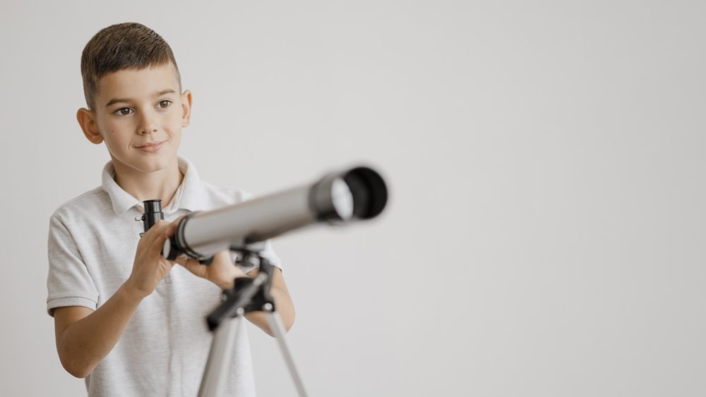 boy-learning-how-use-telescope-with-copy-space-1000x563 - Museos de Murcia imperdibles y para toda la familia