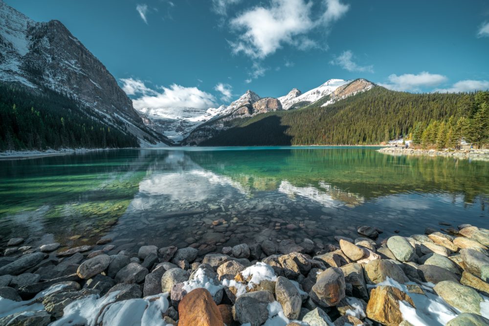 breathtaking-shot-beautiful-stones-turquoise-water-lake-hills-background-1000x667 - Cuándo viajar a Ushuaia, el "fin del mundo" en la Patagonia argentina