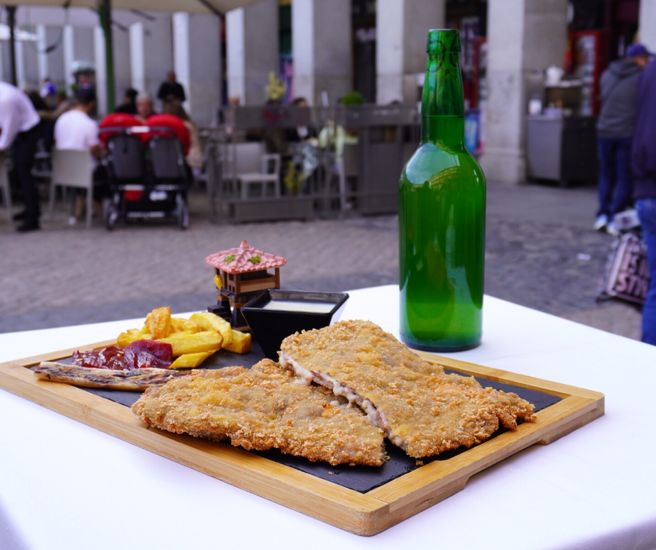 cachopo-arrabal - El bonito restaurante de la Plaza Mayor de Madrid con una cueva subterránea, es dog friendly y tiene un galardonado cachopo