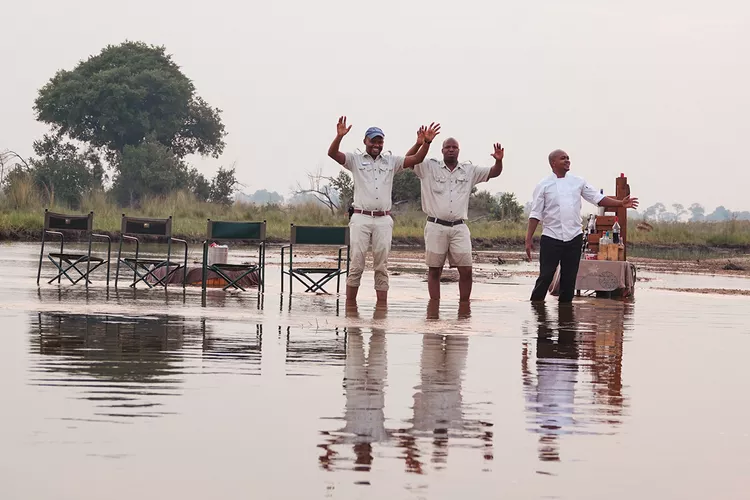 camp-okavango-botswana-sundowner-ruggiero-desertdelta0524-4fa31ad147ff46159219769fbd1ce85a - Esta empresa de safaris tiene 9 campamentos con todo incluido que te permiten ver lo mejor de Botswana a pie, en barco y en jeep