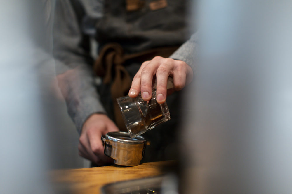 close-up-hand-pouring-coffee-pot-1000x667 - El pintoresco bar al que iba el Che Guevara en el corazón de Palermo en la Ciudad de Buenos Aires con ricas comidas típicas argentinas