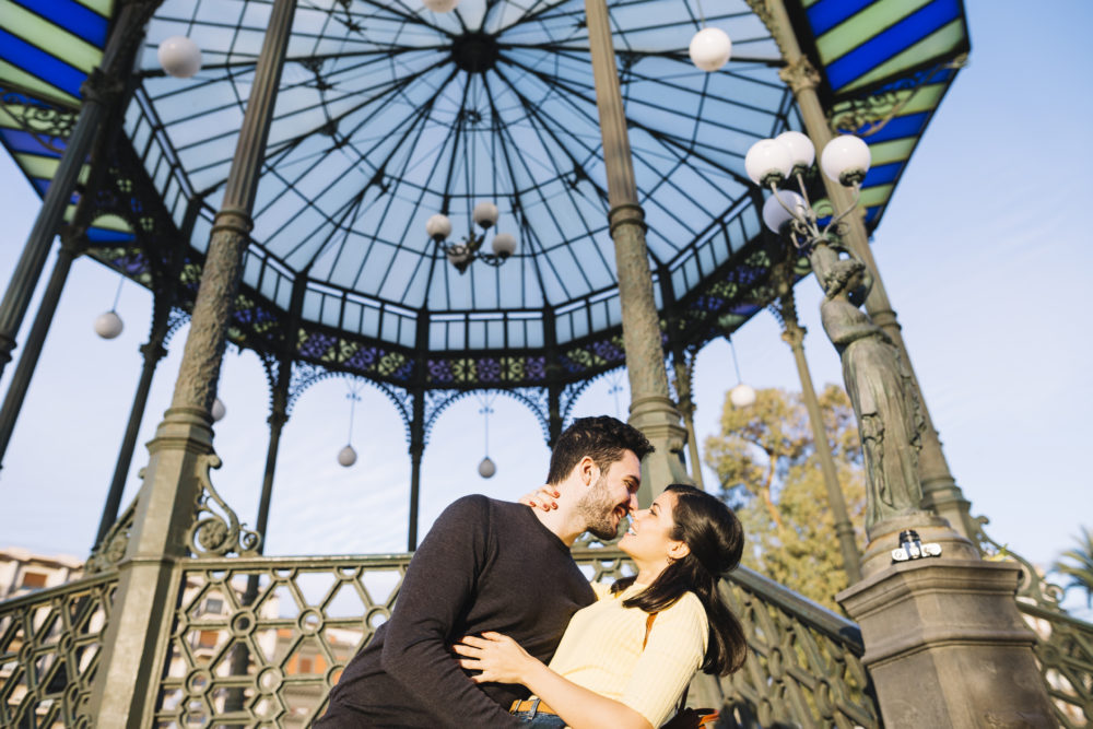 couple-posing-front-pergola-1000x667 - Así puedes planear casamientos en Disneyland Paris y celebraciones muy románticas y originales